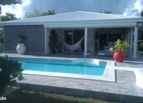 Villa with swimming pool  removable security barrier, near the sea