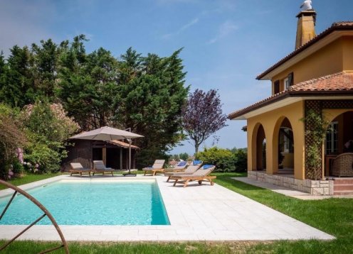 villa with swimming pool in a very quiet area