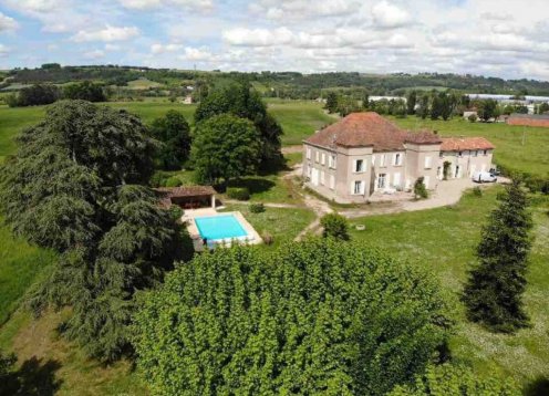 Magnificent chateau with heated swimming pool